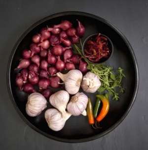 【BÁC SỸ GIẢI ĐÁP】Ăn hành có bị hôi nách không?